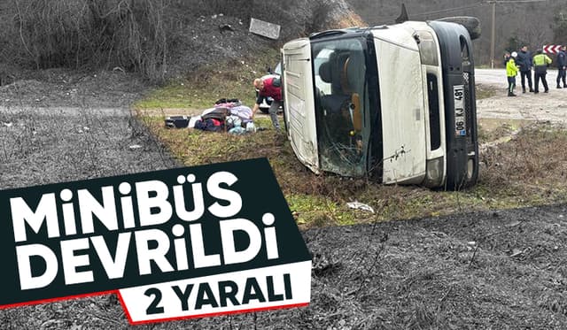 Akyazı yolunda minibüs devrildi 2 yaralı