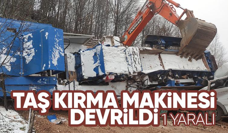 Taş kırma makinesi tırın üzerine devrildi