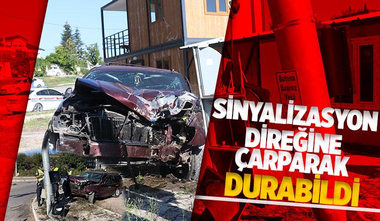 Kontrolden çıkan cip, direğe çarparak durdu