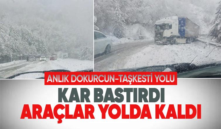 Yoğun kar yağışı nedeniyle araçlar mahsur kaldı