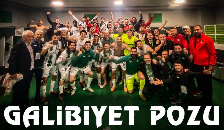 Sakaryaspor'da maç sonrası galibiyet pozu