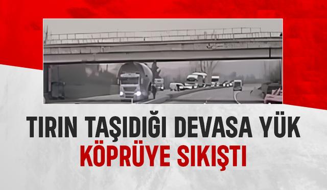 Tırın taşıdığı yük köprüye sıkıştı