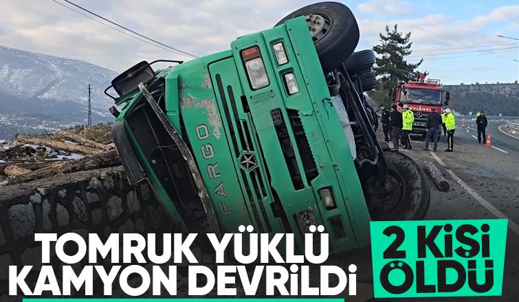 Tomruk yüklü kamyon devrildi: 2 ölü