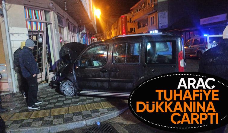 Akyazıda kontrolden çıkan dükkana çarptı