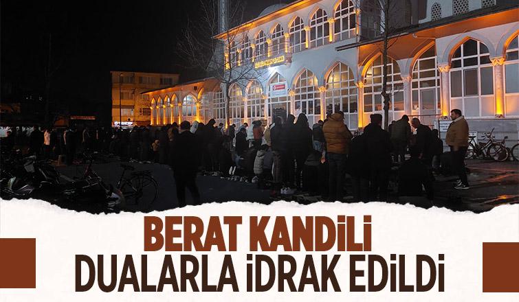 Berat Kandili'nde vatandaşlar camilere akın etti