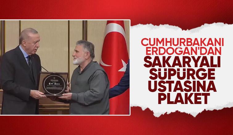 Cumhurbaşkanı Sakaryalı süpürge ustasını plaketle onurlandırdı