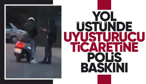 Yol üstünde uyuşturucu alışverişi yaparken yakalandılar