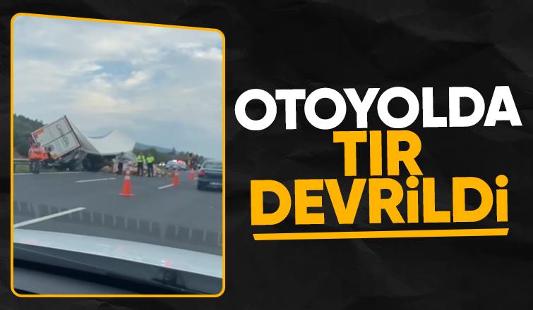 Tır devrildi malzemeler yola saçıldı