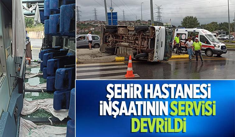 32 Evlerde servis midibüsü devrildi