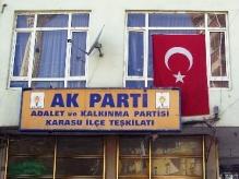 AK Parti Karasu İlçe Teşkilatı'nın Camları Kırıldı