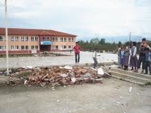 Okul Önünde Bulunan Enkaz Tehlike Saçıyor