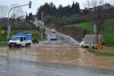 Su borusu patladı, cadde sular altında kaldı