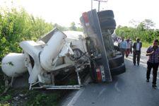 Karapürçek'te beton mikseri takla attı: 1 yaralı