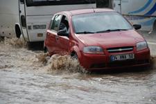 Sapanca'da yolları su bastı