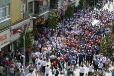 Türkçe'nin çoçukları Sakarya'da sevgi çemberine alındı