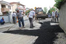 Akyazı'da bozuk yollara yama yapılıyor