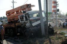 Kaynarca'da beton pompalama kamyonu, traktörü ezdi