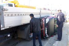 TIR, otomobili kağıt gibi ezdi