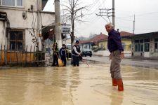 Ana isale hattı patlayınca mahalleyi su bastı 