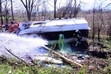 Akaryakıt yüklü tanker devrildi, TEMde faciadan dönüldü