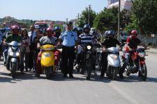 Polis, motosiklet sürücülerine kask hediye etti 