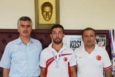 Enes Kuşku kürekte tarih yazdı