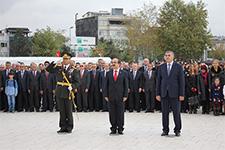 Cumhuriyet kutlamaları çelenk sunmayla başladı