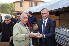 Sapanca Belediyesi halka aşure dağıttı