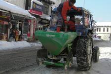 Taraklı Belediye ekipleri tuzlama çalışmalarını sürdürüyor