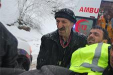 Su arızasını tamire giden işçiler donma tehlikesi geçirdi