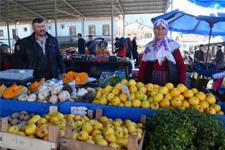 Köyden getirdiği ürünleri 22 yıldır pazarda satıyor