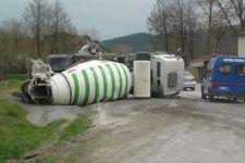 Lastiği patlayan beton mikseri, yolun ortasına devrildi