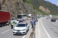 Tanker kamyonete çarptı, yemler yola saçıldı