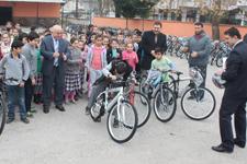 Akyazı'da okullara bisiklet dağıtıldı 