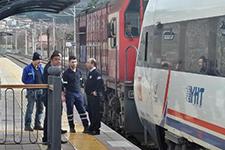 Elektrik kesildi, hızlı tren yolda kaldı