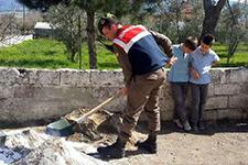 Okulun yıkılan bahçe duvarını jandarma onardı