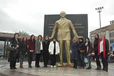 Atatürk Anıtı'na çiçek bıraktılar