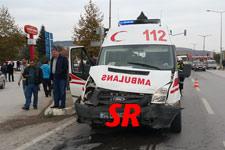 Yaralıyı hastaneye yetiştirmeye çalışan ambulans...