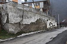 Hendek'teki tehlikeli duvara çözüm 