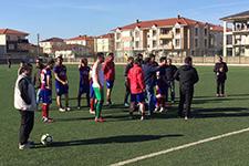 Göğsüne şişe isabet eden futbolcu hastanelik oldu