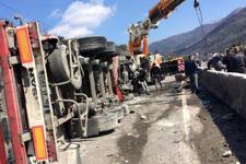 Beton bariyerleri aşan TIR devrildi: 5 yaralı