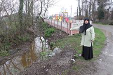 Lağım kanalının yanında çocuk parkı