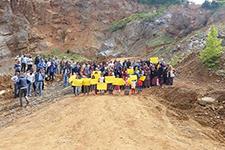 Mahalle sakinleri, maden ocağının önünde eylem yaptı