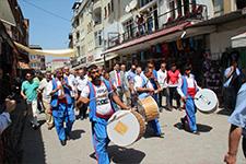 Güreşçiler davul zurna eşliğinde Akyazı'da gezdi