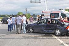 Cezaevine tutuklu götüren polis ekibi kaza yaptı