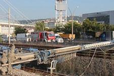 Sondaj makinesi tren yoluna devrildi, tüm seferler durdu