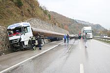 Tonlarca ağırlıktaki borular yola savruldu