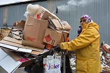 65 yaşındaki teyzenin bebek arabasıyla hayat mücadelesi