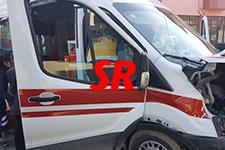 Ambulans ve kamyonet çarpıştı