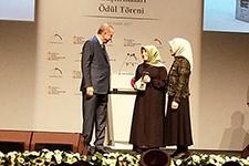 Ödülünü Recep Tayyip Erdoğan'ın elinden aldı